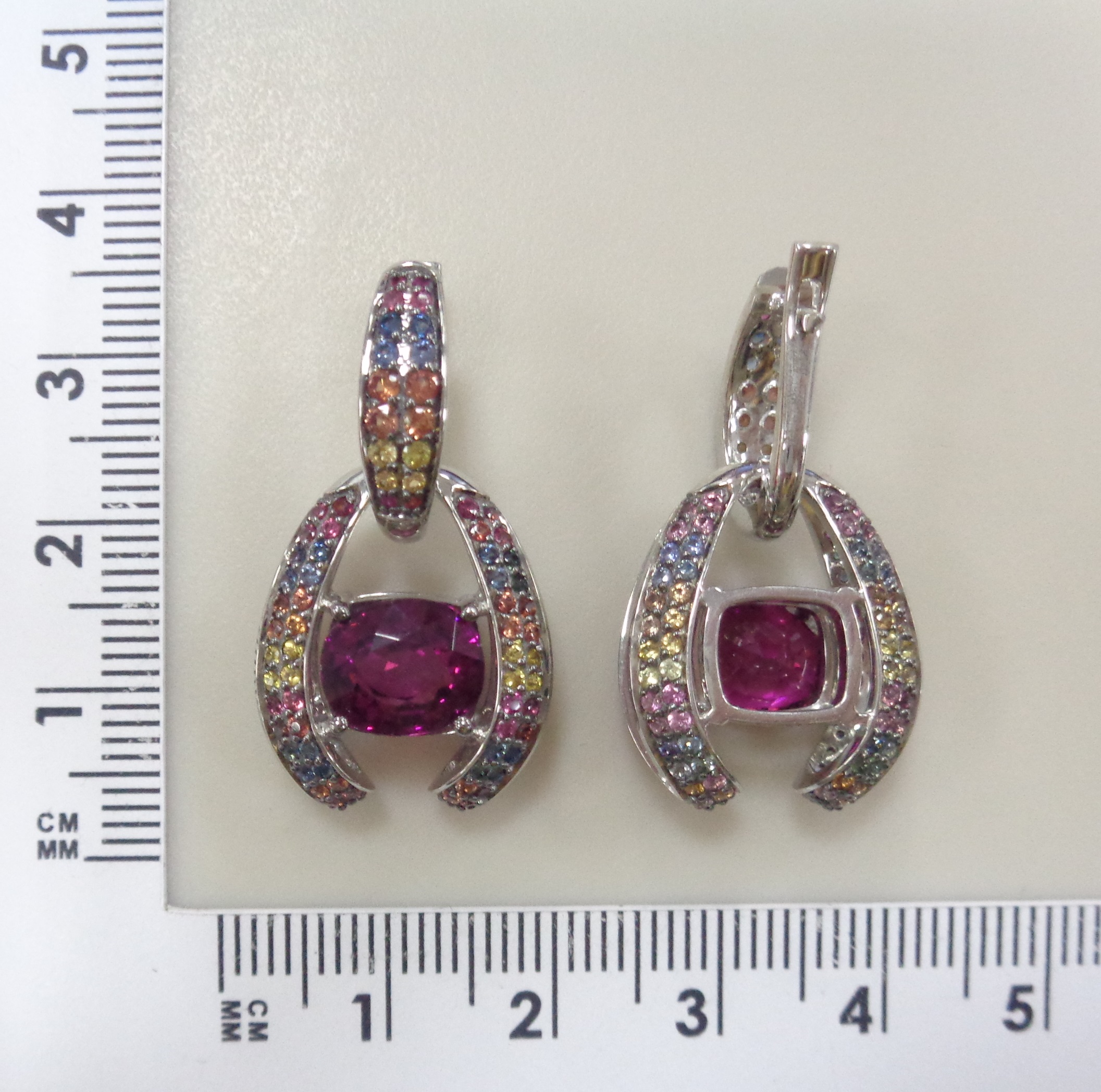 Серьги из белого золота с родолитами и мультисапфирами